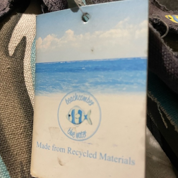 Beachcomber boys flip-flops. Size 5. NWT sharks. - Picture 6 of 6